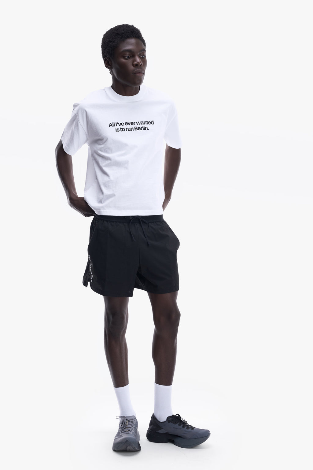 Runner in the BERLIN TEE, relaxed fit, with white socks and grey running shoes